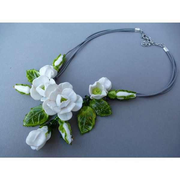 Magdalena Paukert Collier - Unikat Glaskunst - Weiße Rosen / Mohnkette